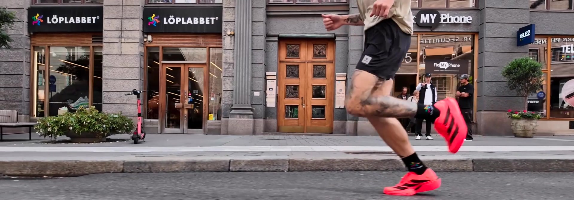 Löpare i adidas Adizero Adios Pro 5 utanför Löplabbet