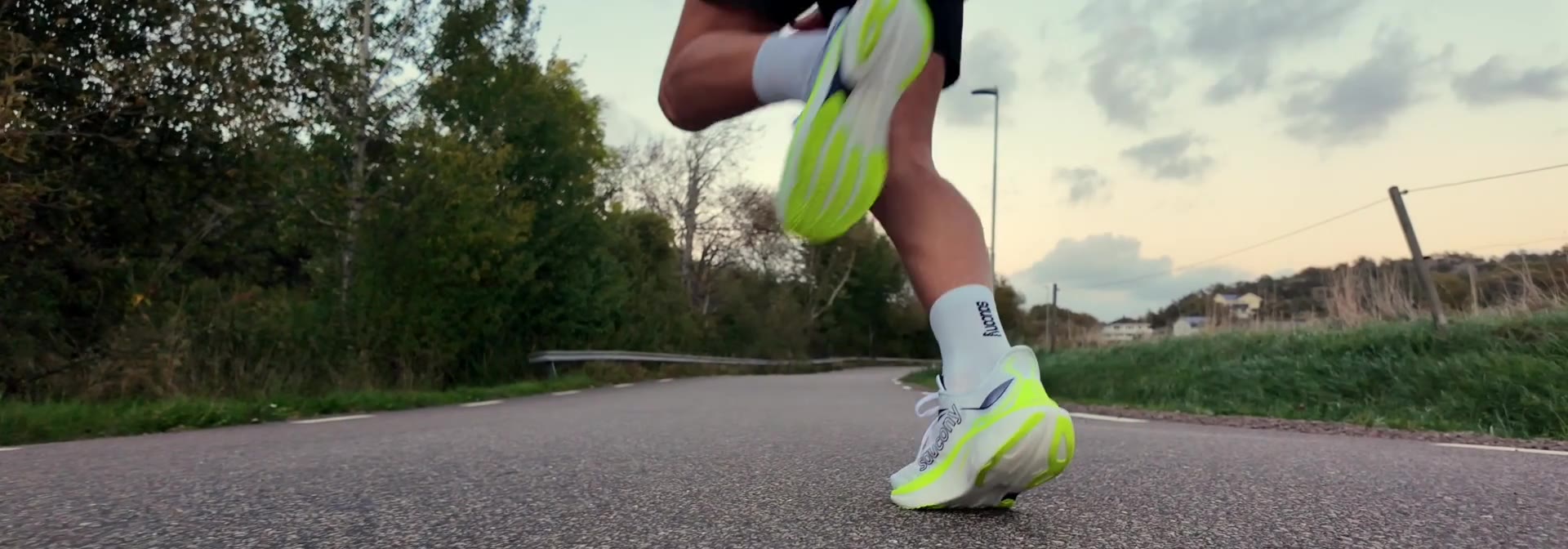 Löpare i Saucony Endorphin Speed 6 på asfalt