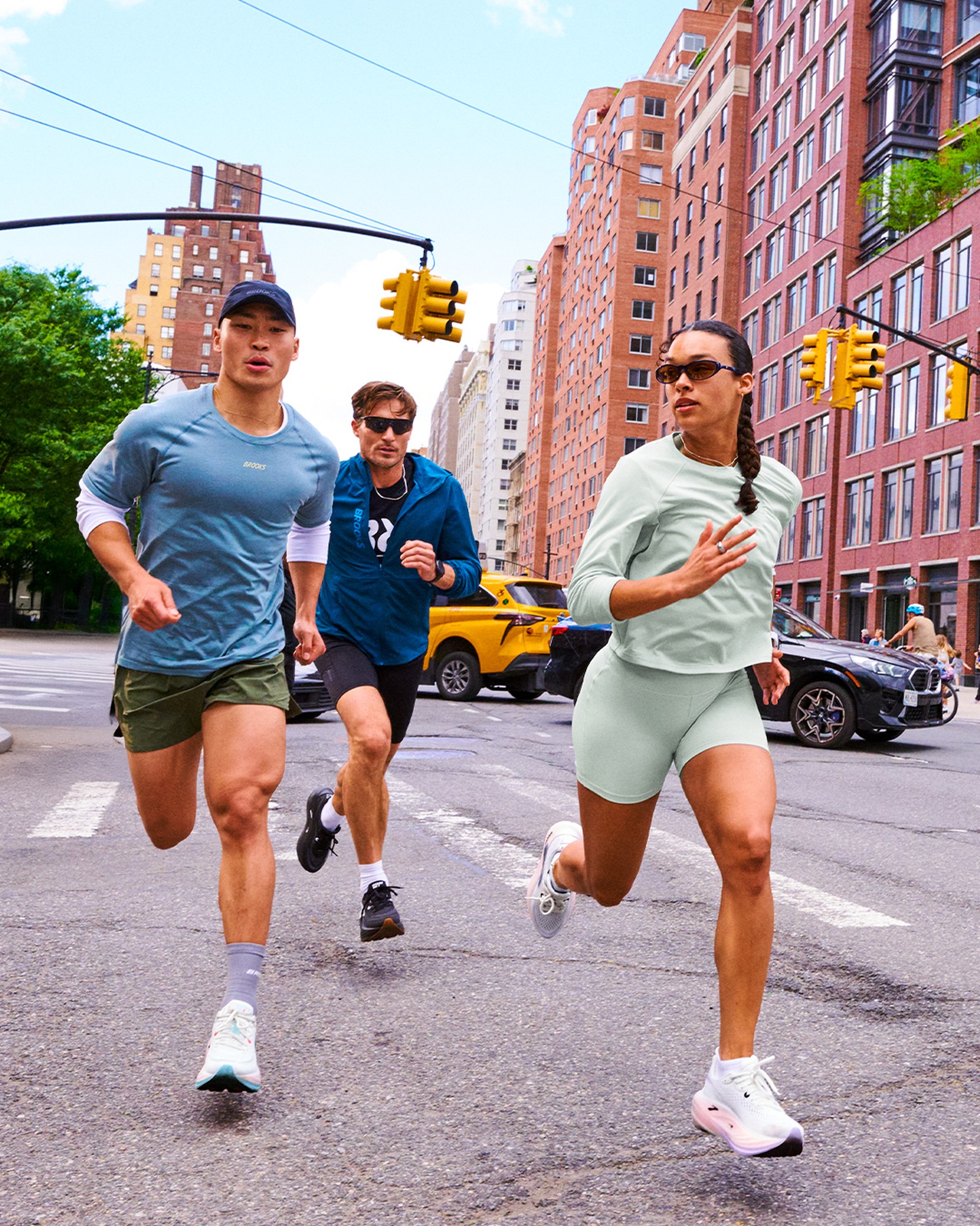 Tre löpare i Brooks Glycerin Max 3 på en gata i staden