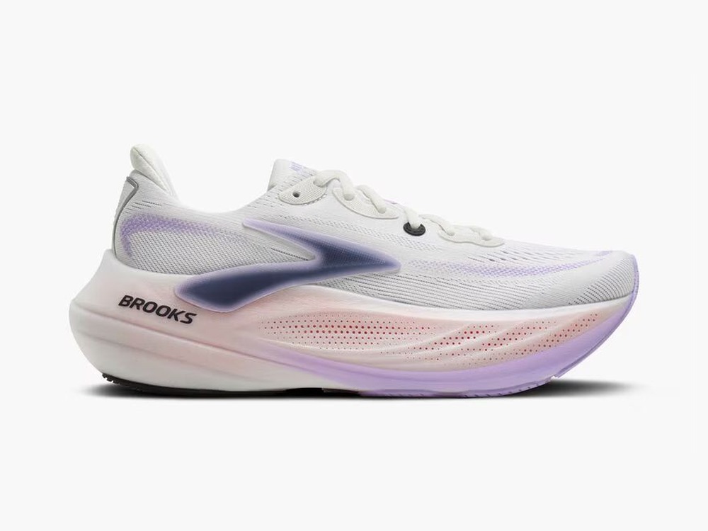 Brooks Glycerin Max 3 med mjuk, hög mellansula, fotograferad med tån åt höger
