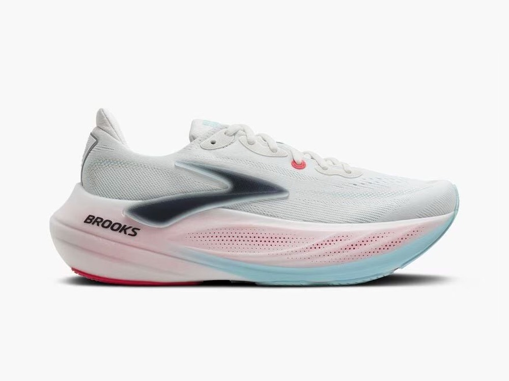 Brooks Glycerin Max 3 herr i Blanc / TechnoBlue / Charcoal, fotograferad med tån åt höger