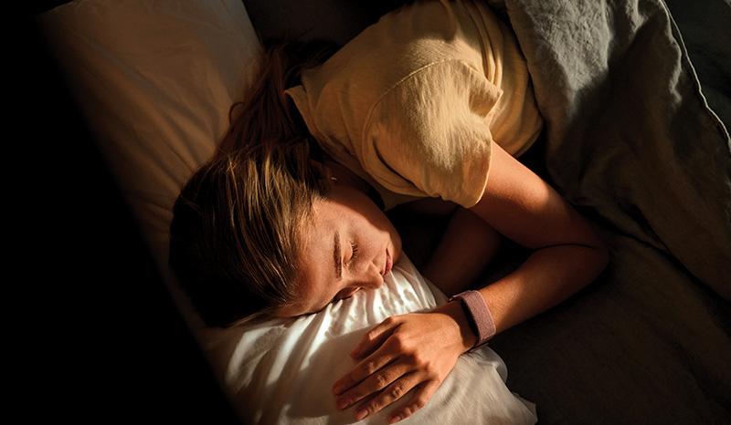 Person som sover med CIRQA Smart Band