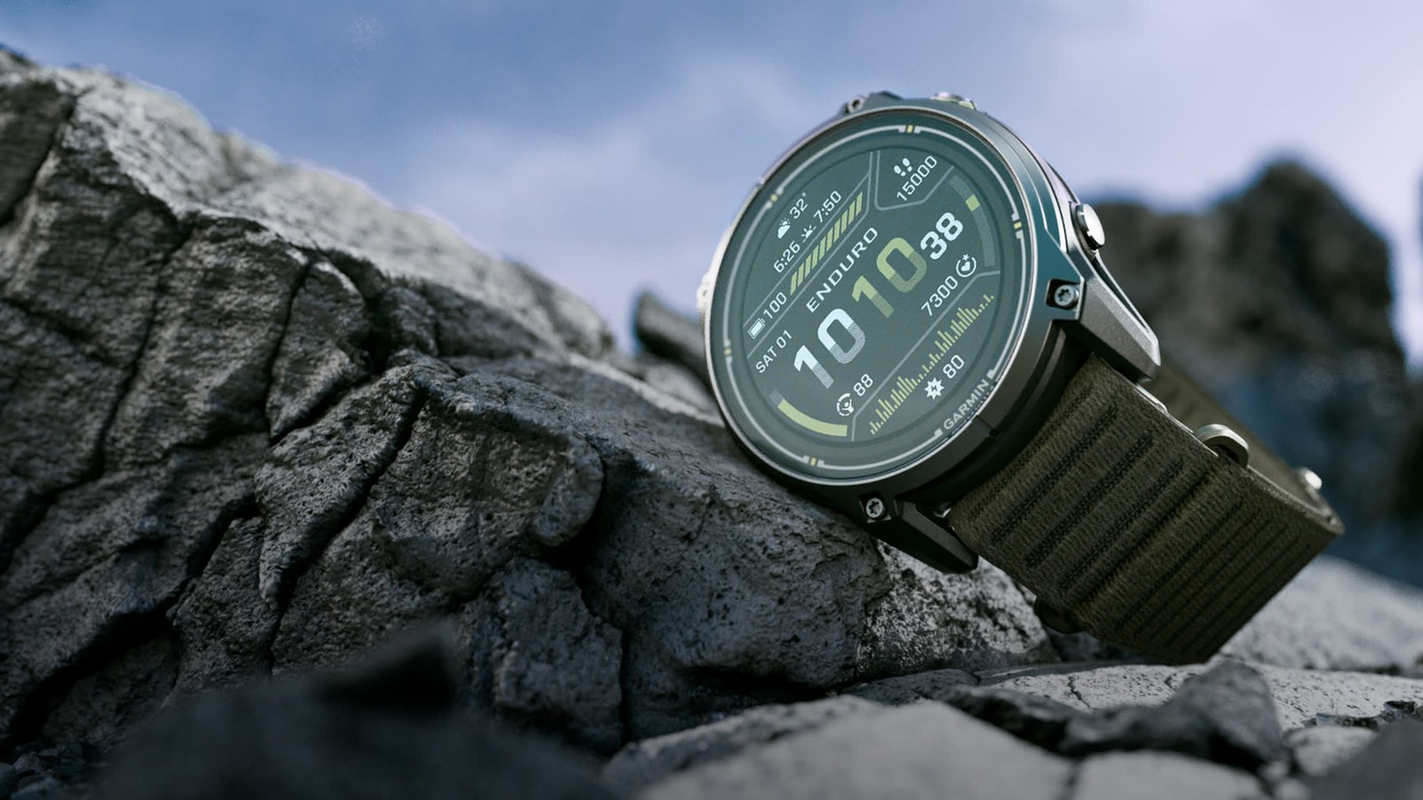 Garmin Enduro 4 vilar på en klippa i bergen