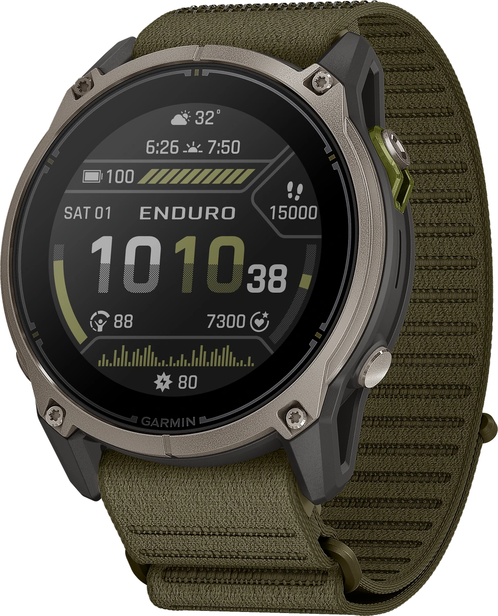 Garmin Enduro 4 framifrån i vinkel, titan med mörkt olivgrönt armband