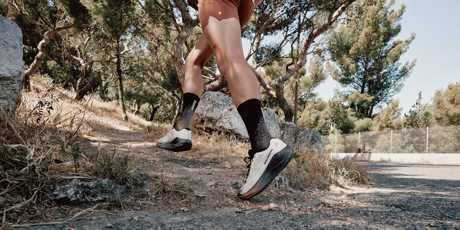 Salomon Aero Blaze 4 GRVL GTX under löpning på grus
