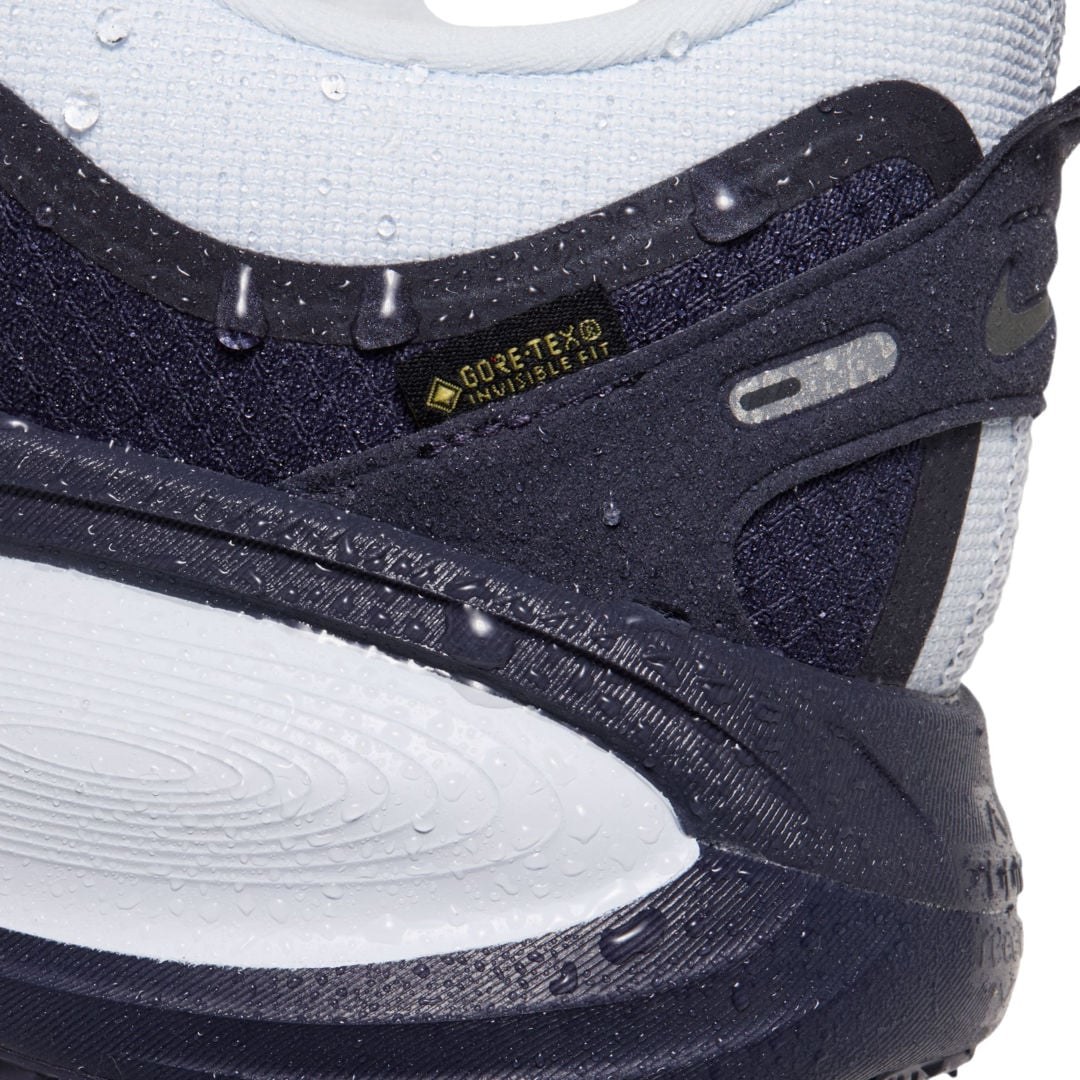 Närbild av GORE-TEX Invisible Fit på Nike Vomero 18 med vattendroppar