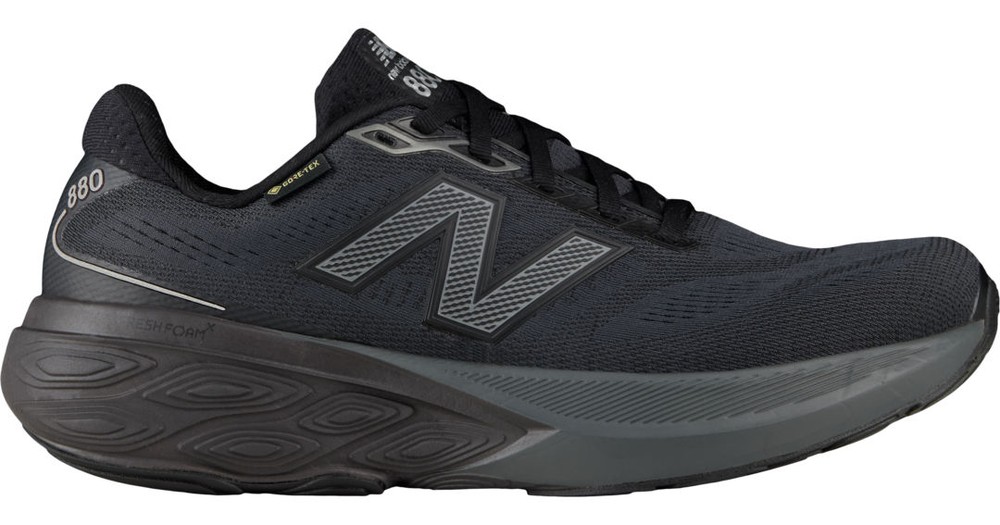 New Balance 880 v15 GORE-TEX, sidovy med tån åt höger