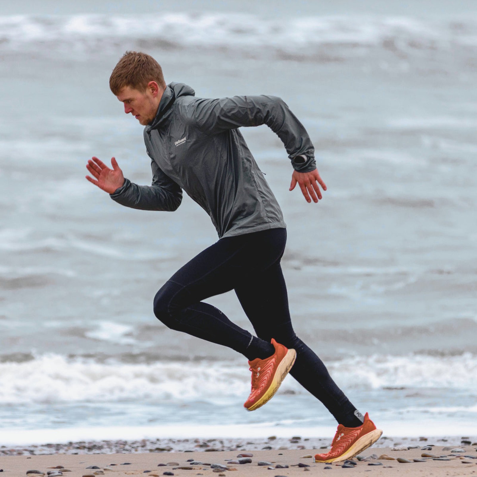 Löpare i AERO-TECH Windbreaker vid havet