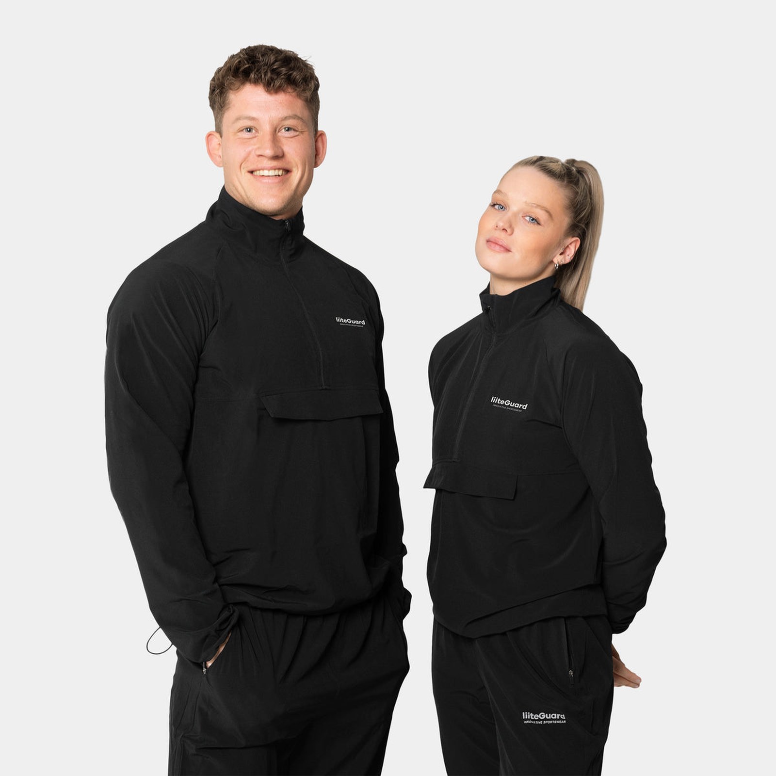 LiiteGuards svarta RE-LIITE-anorak på två modeller