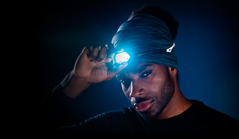Löpare justerar sin Petzl-pannlampa