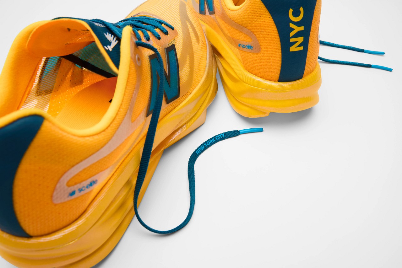 Närbild av New Balance SuperComp Elite v6 med NYC-märkning i gult och blått