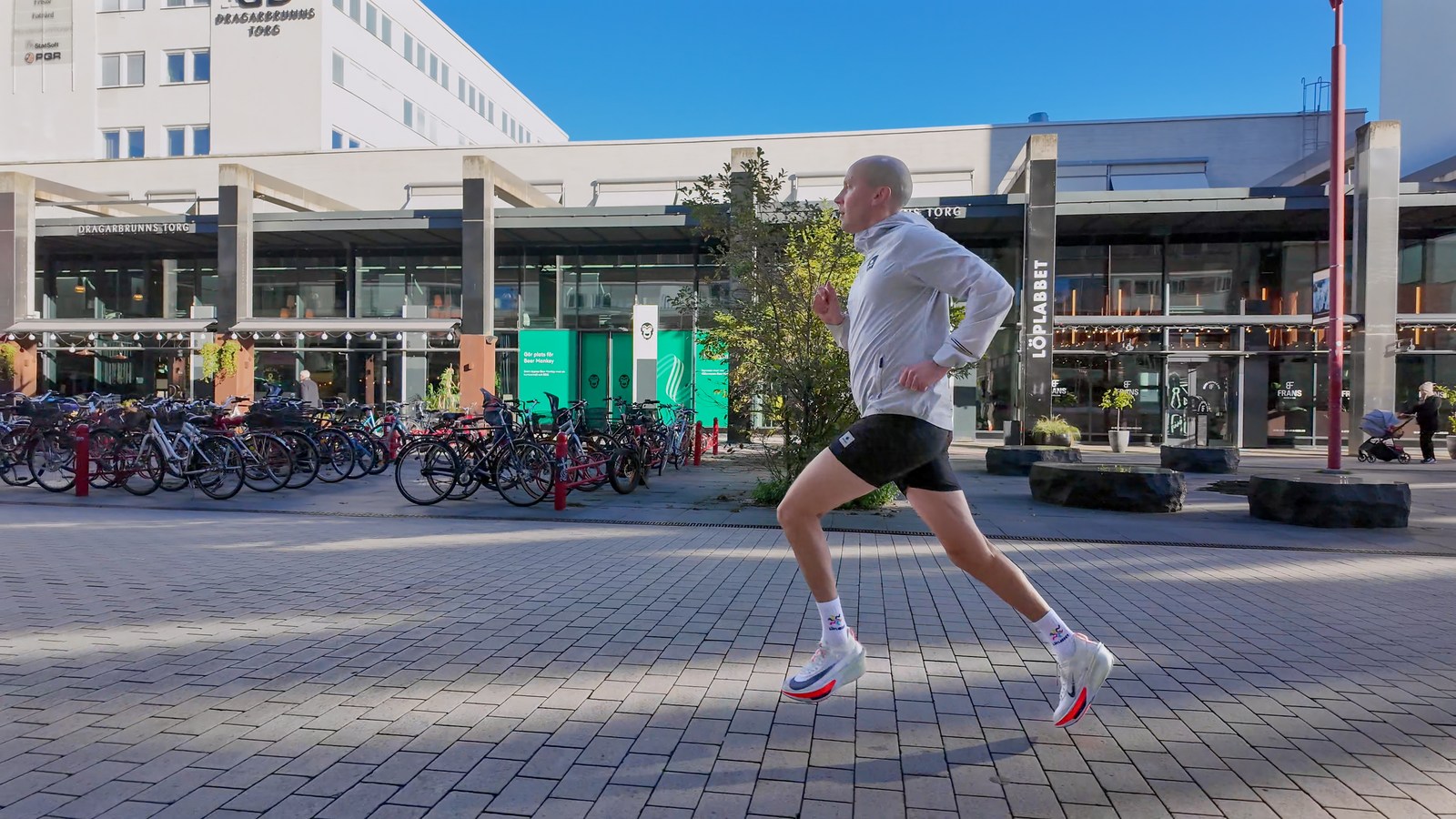 Löpare i Alphafly 4 Proto utanför Löplabbet