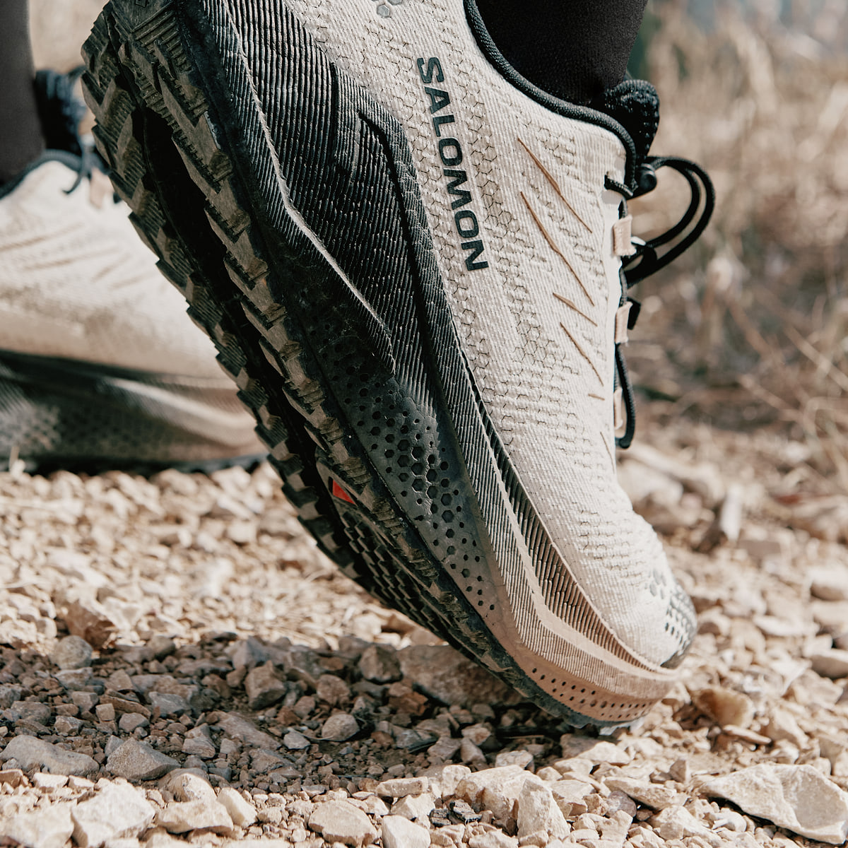 Närbild på Salomon Aero Blaze 4 Gravel GTX och dess grusanpassade yttersula
