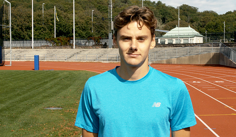Samuel Pihlström i blå New Balance-tröja på friidrottsarenan