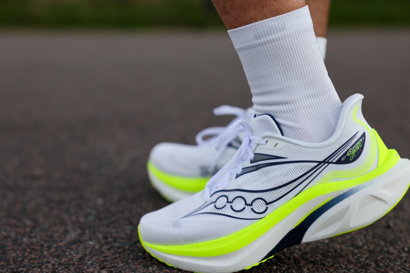 Närbild av Endorphin Speed 6 med PWRRUN PBX-mellansulan