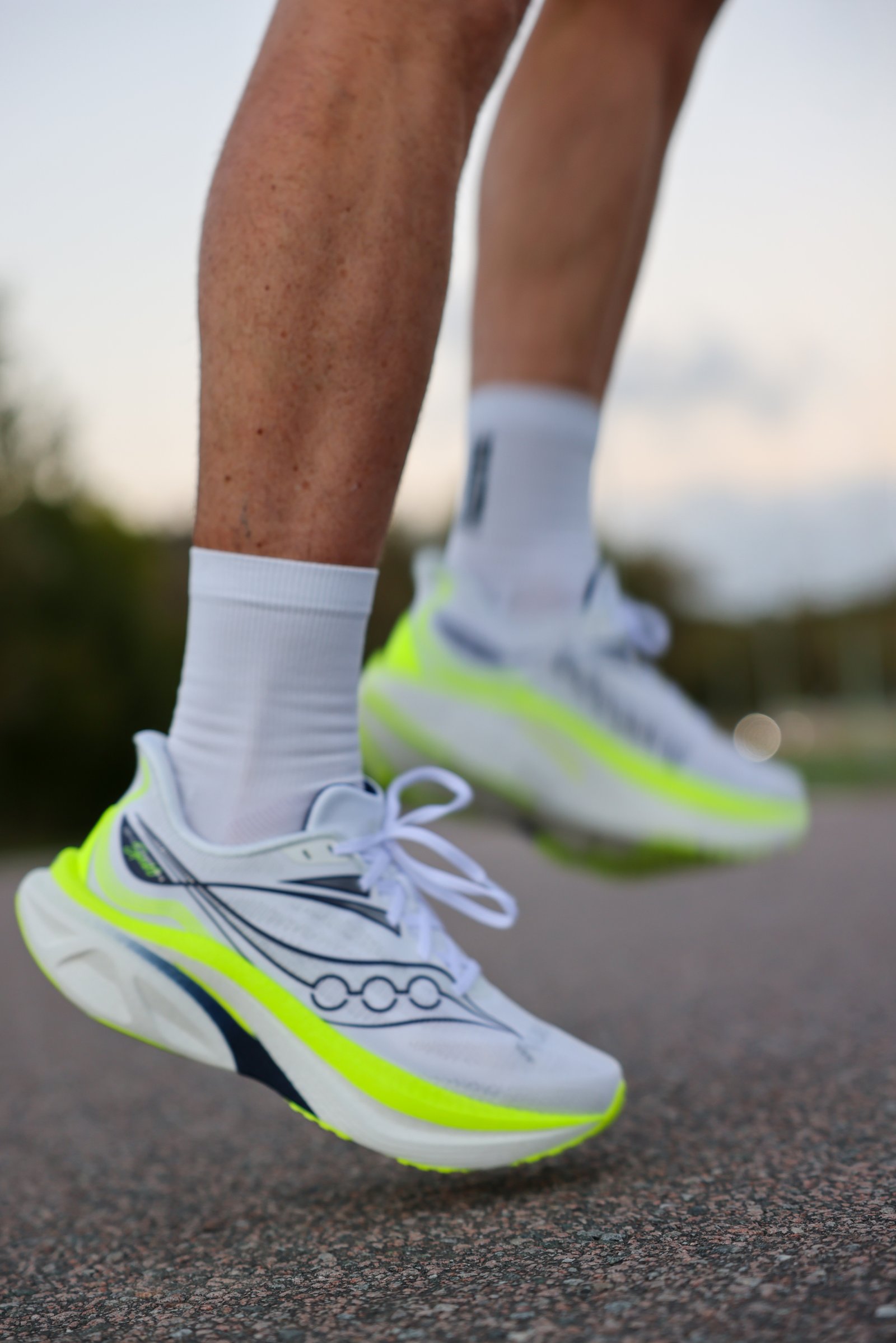 Saucony Endorphin Speed 6 med uppvinklad framfot i ett löpsteg