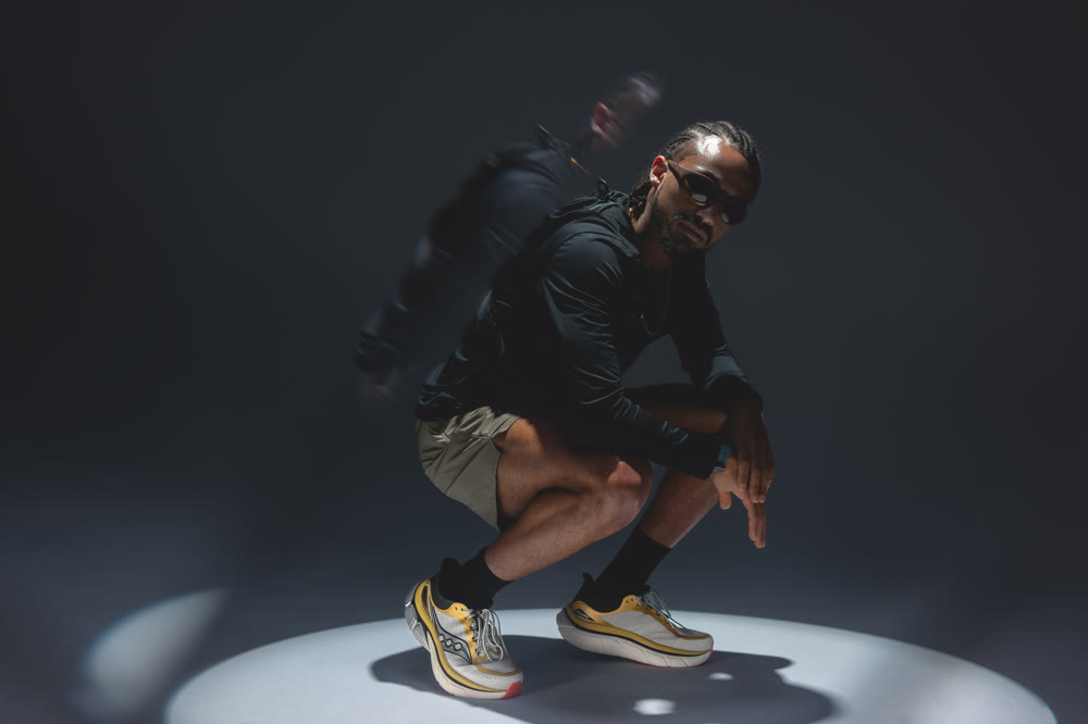 Löpare i Saucony Paramount Max med gul detaljfärg