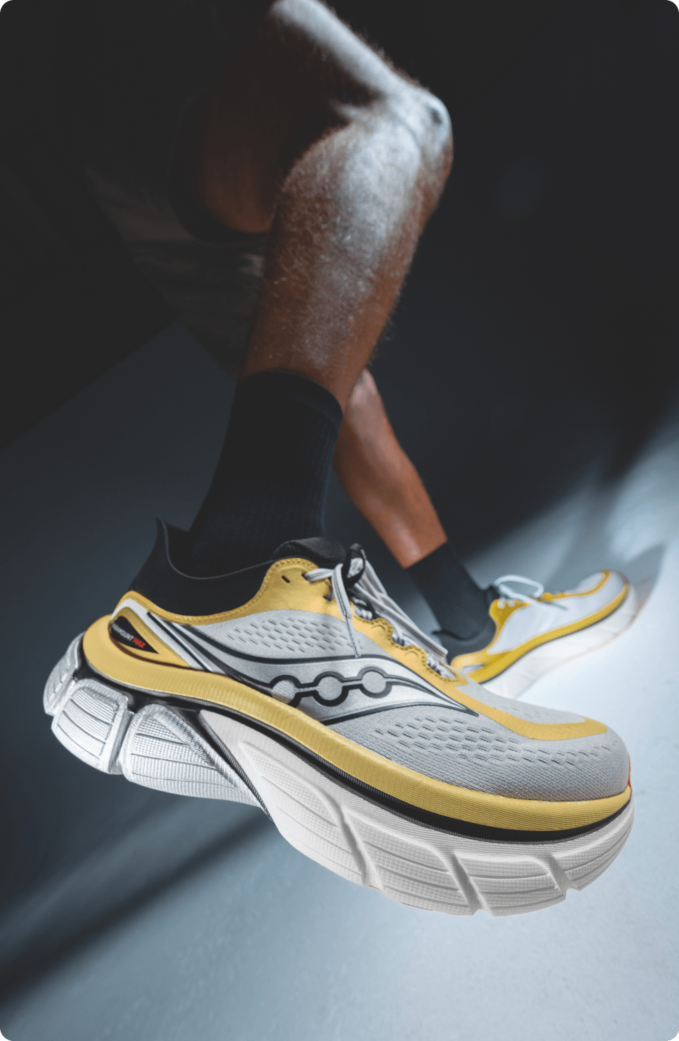 Närbild av Saucony Paramount Max under ett löpsteg
