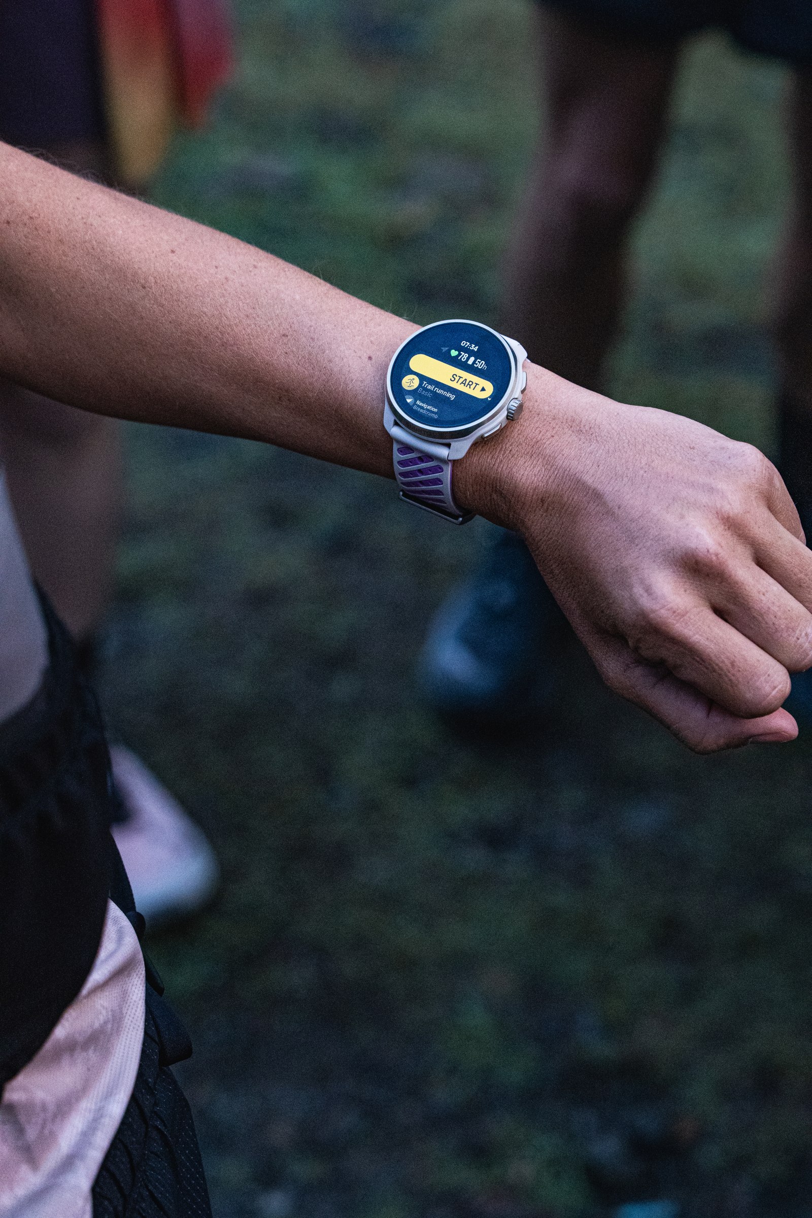 Suunto Race 3S på handleden med ljusstark AMOLED-skärm i skogen