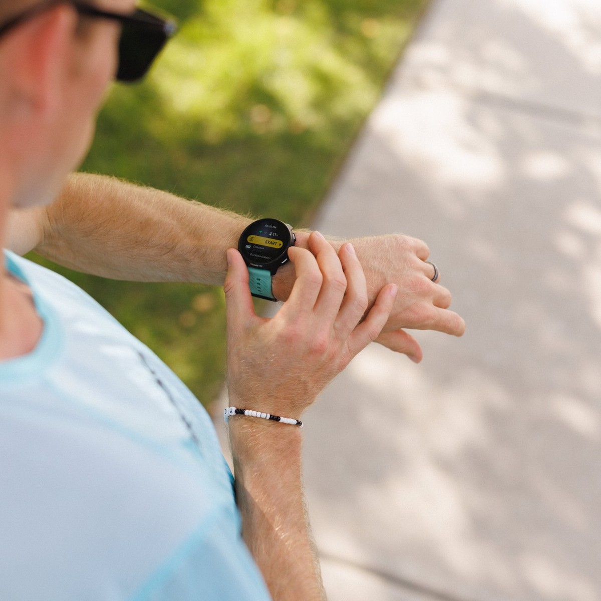 Löpare som läser av sin Suunto Run 2 utomhus