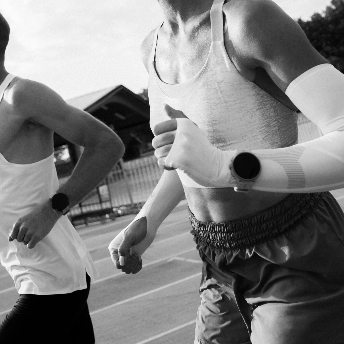 Två löpare tränar tillsammans med Suunto Run 2 på handleden